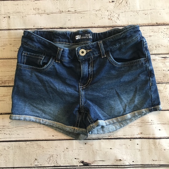 Polo top with Levi’s shorts - Picture 6 of 8